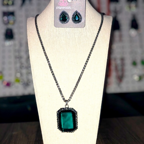 Emerald jewel pendant and earrings